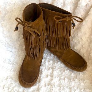 👢MINNETONKA FRINGE BOOTS👢 SZ 6